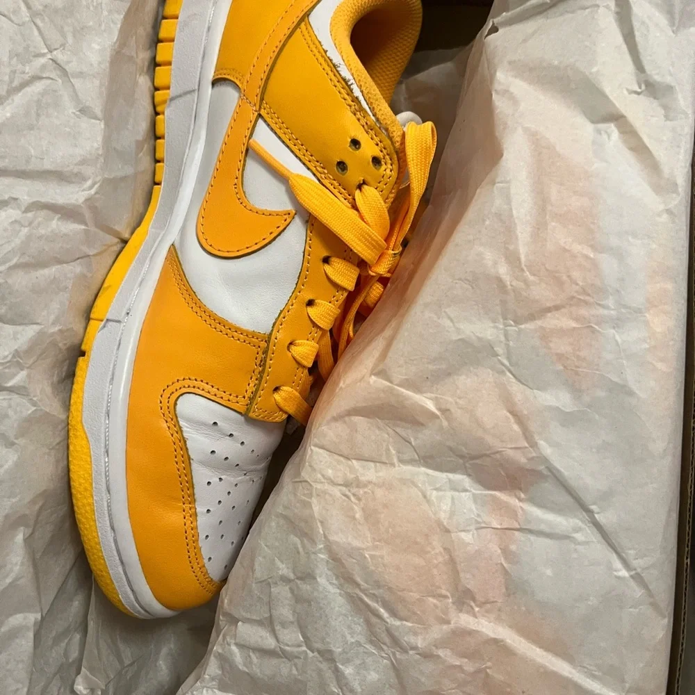 Nike Low Top Sneakers - Yellow/White